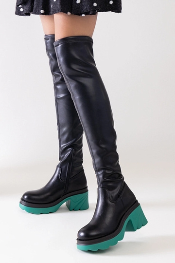 Schwarze isolierte Stiefel...