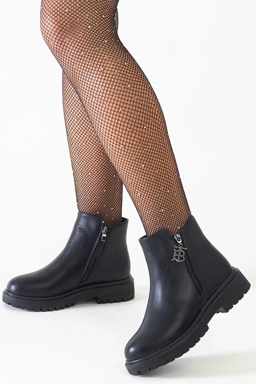 Schwarze Stiefeletten mit dekorativem... Schwarze Stiefeletten mit dekorativem...