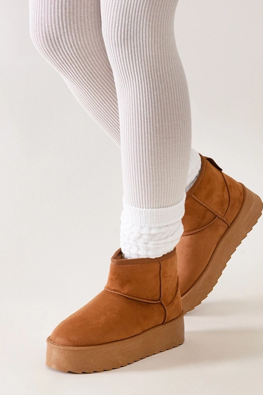 Braune lässige Schneestiefel auf...