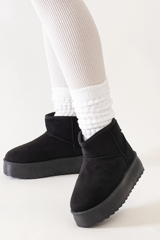 Schwarze legere Schneestiefel auf... Schwarze legere Schneestiefel auf...