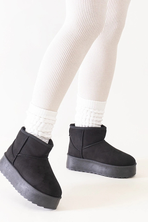 Schwarze legere Schneestiefel auf... Schwarze legere Schneestiefel auf...