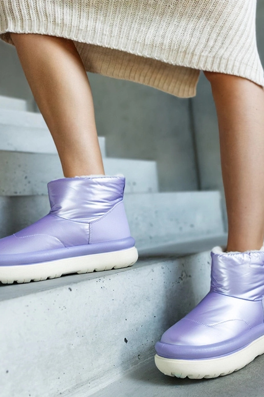 Lila warme Schneestiefel auf der... Lila warme Schneestiefel auf der...