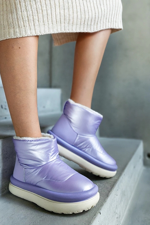 Lila warme Schneestiefel auf der... Lila warme Schneestiefel auf der...