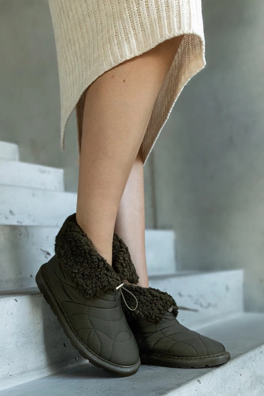 Grüne isolierte Schneestiefel mit... Grüne isolierte Schneestiefel mit...