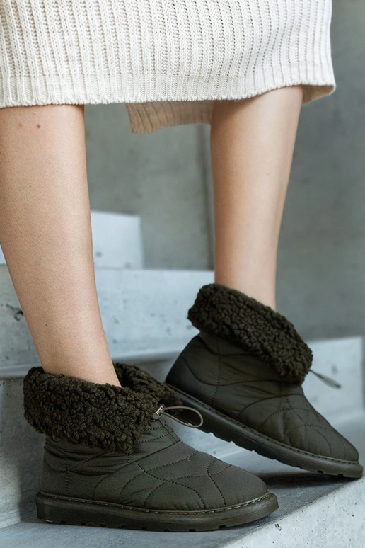 Grüne isolierte Schneestiefel mit... Grüne isolierte Schneestiefel mit...