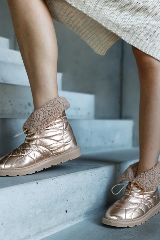 Isolierte Schneestiefel mit Stulpen... Isolierte Schneestiefel mit Stulpen...