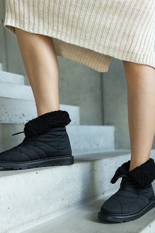 Schwarze isolierte Schneestiefel mit... Schwarze isolierte Schneestiefel mit...