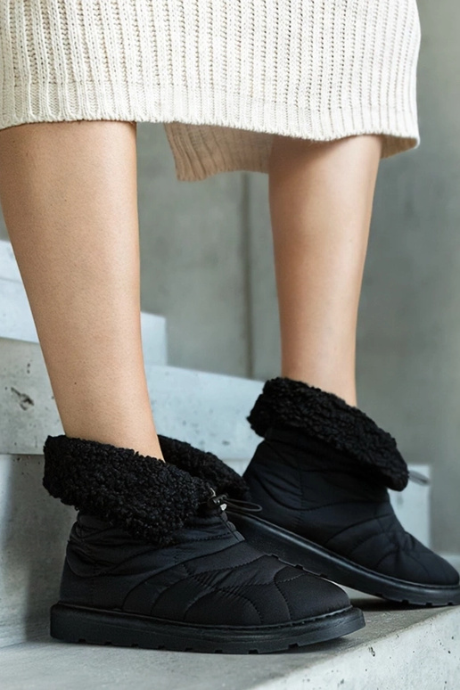 Schwarze isolierte Schneestiefel mit... Schwarze isolierte Schneestiefel mit...