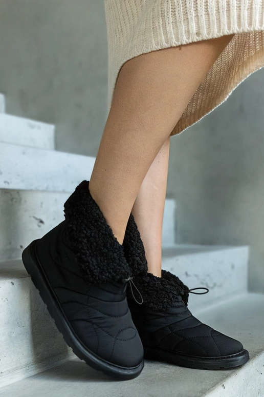 Schwarze isolierte Schneestiefel mit... Schwarze isolierte Schneestiefel mit...