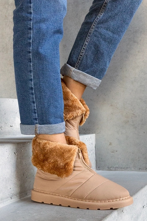 Beige isolierte Schneestiefel mit... Beige isolierte Schneestiefel mit...