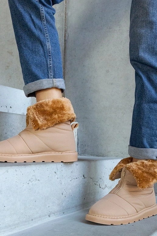 Beige isolierte Schneestiefel mit... Beige isolierte Schneestiefel mit...