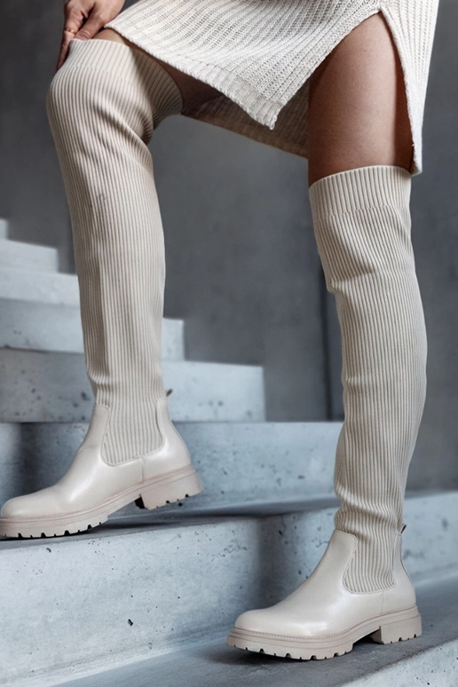 Beige lange Stiefel mit elastischem... Beige lange Stiefel mit elastischem...