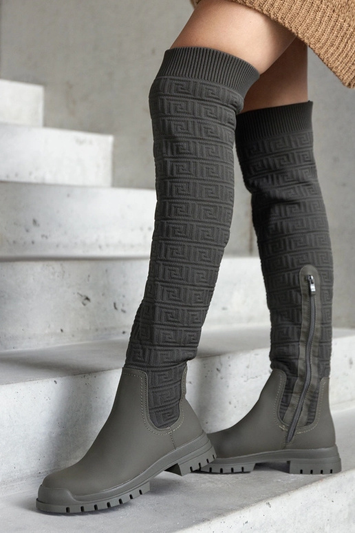 Grüne Stiefel aus mattem Stoff... Grüne Stiefel aus mattem Stoff...