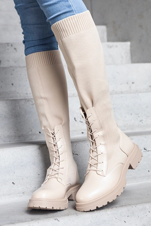 Beige Schlupfstiefel mit flexiblem... Beige Schlupfstiefel mit flexiblem...
