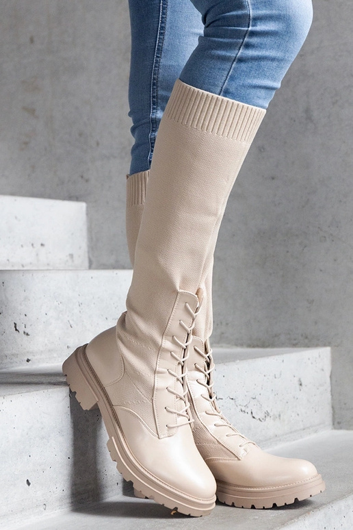 Beige Schlupfstiefel mit flexiblem... Beige Schlupfstiefel mit flexiblem...