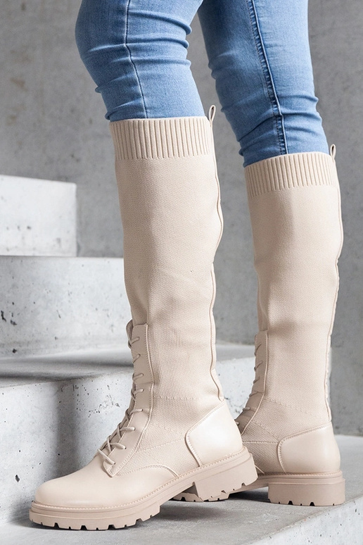 Beige Schlupfstiefel mit flexiblem... Beige Schlupfstiefel mit flexiblem...