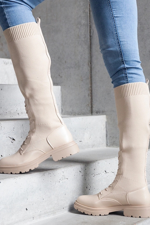 Beige Schlupfstiefel mit flexiblem... Beige Schlupfstiefel mit flexiblem...