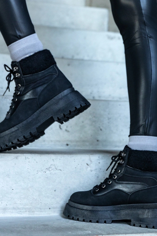 Schwarze Wanderstiefel mit dicker... Schwarze Wanderstiefel mit dicker...