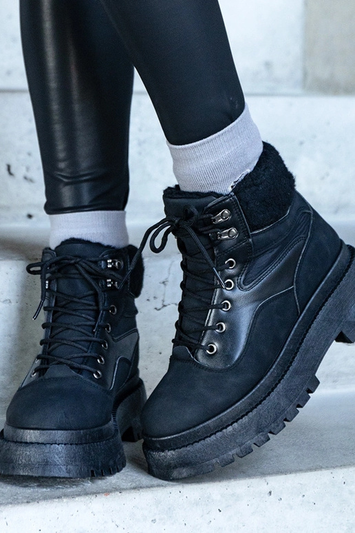 Schwarze Wanderstiefel mit dicker... Schwarze Wanderstiefel mit dicker...