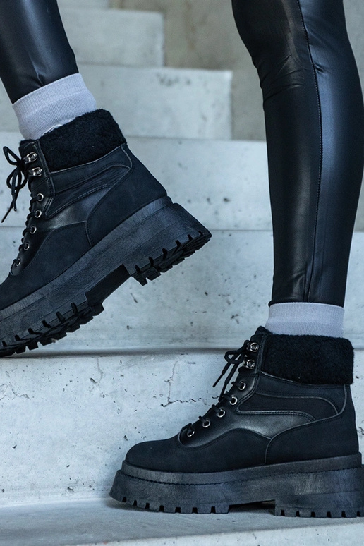 Schwarze Wanderstiefel mit dicker... Schwarze Wanderstiefel mit dicker...