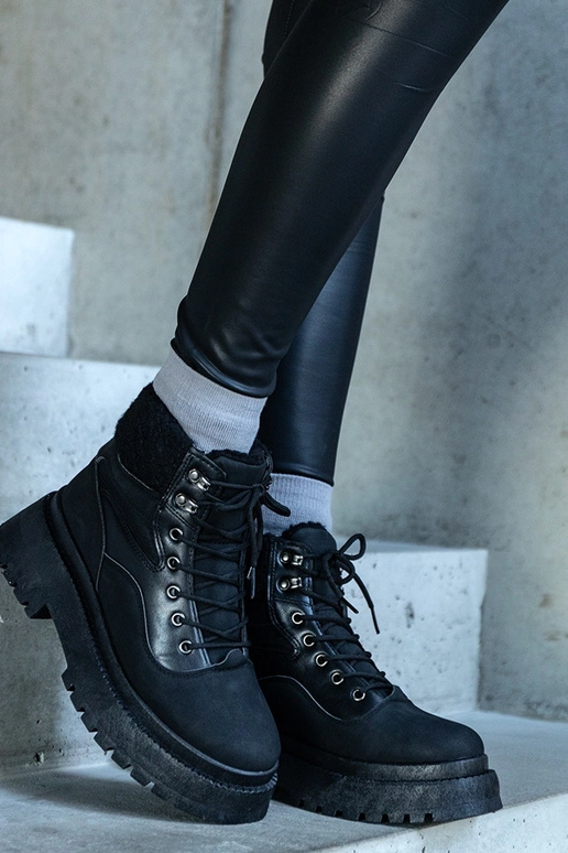 Schwarze Wanderstiefel mit dicker... Schwarze Wanderstiefel mit dicker...