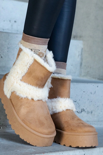 Dunkelbeige Schneestiefel aus Öko-Wildleder auf der Plattform mit Fell verziert Peters 2
