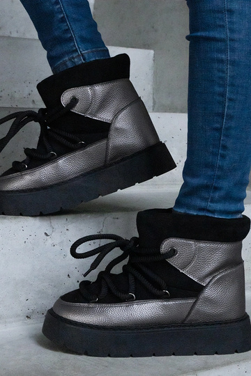 Schwarze pelzgefütterte Plateau-Schneestiefel von Sapphi