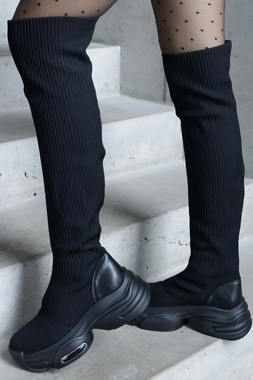 Schwarze Slip-On-Stiefel mit elastischem Schaft auf massiver Sohle Lokira