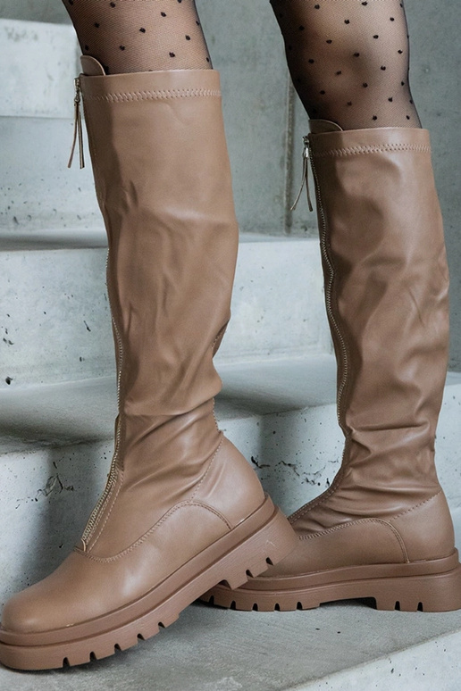 Braune Stiefel aus Kunstleder auf...