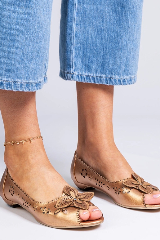 Goldene durchbrochene Ballerinas mit... Goldene durchbrochene Ballerinas mit...