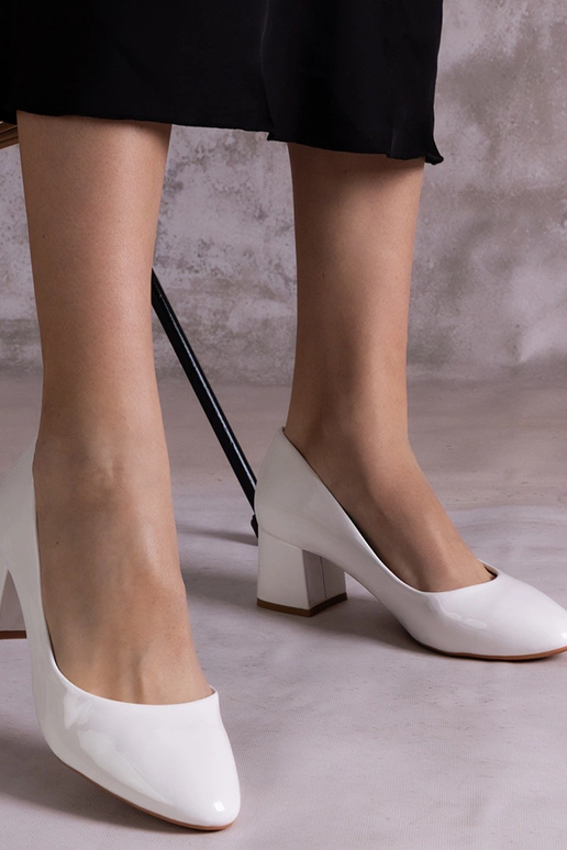 Linaka weiße Lackpumps mit Absatz