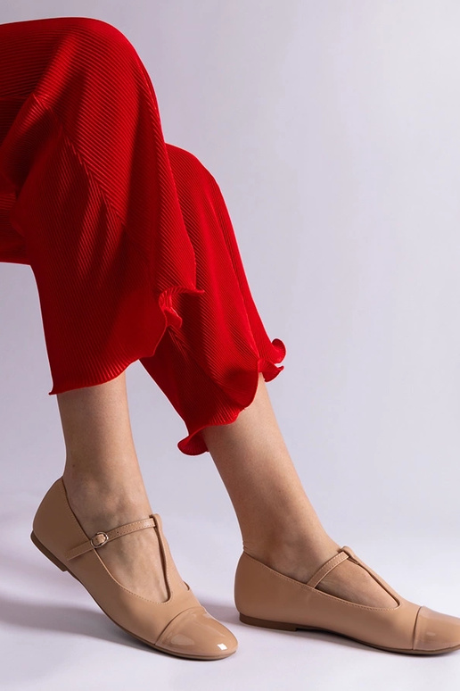 Beige Lackleder-Ballerinas mit... Beige Lackleder-Ballerinas mit...