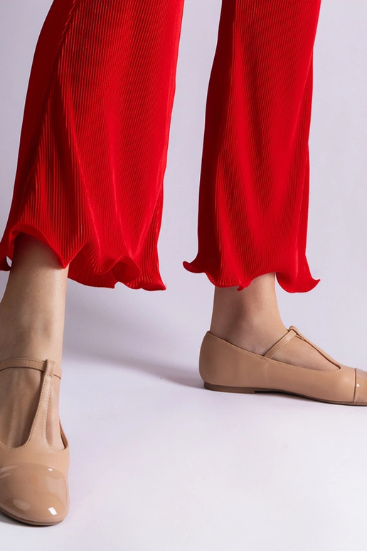 Beige Lackleder-Ballerinas mit... Beige Lackleder-Ballerinas mit...