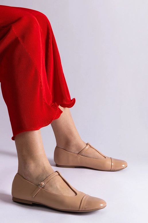 Beige Lackleder-Ballerinas mit... Beige Lackleder-Ballerinas mit...