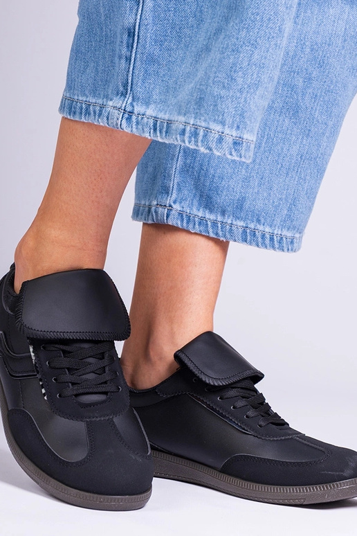 Schwarze flache Damen-Sneaker mit... Schwarze flache Damen-Sneaker mit...