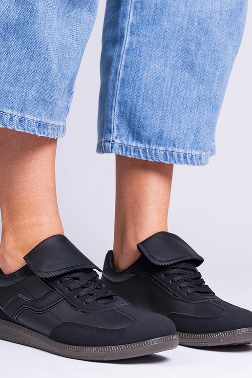 Schwarze flache Damen-Sneaker mit... Schwarze flache Damen-Sneaker mit...