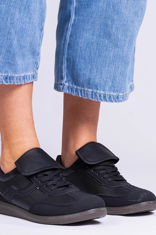 Schwarze flache Damen-Sneaker mit... Schwarze flache Damen-Sneaker mit...