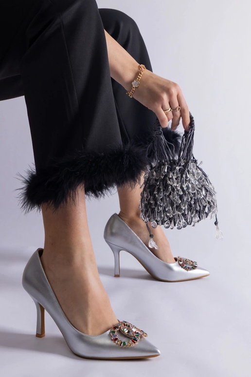 Silberne Absätze mit bunten Zirkonen...