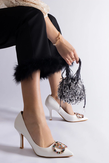 Weiße High Heels verziert mit bunten Callsa-Zirkonen