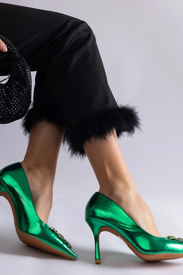 Grüne Stilettos aus...