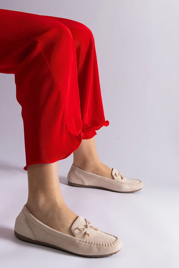 Beige Wildledermokassins...