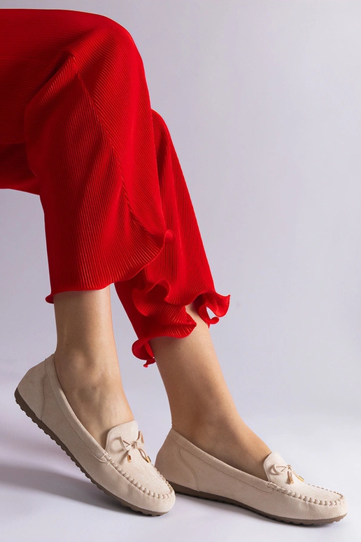 Beige Wildledermokassins mit Schleife... Beige Wildledermokassins mit Schleife...