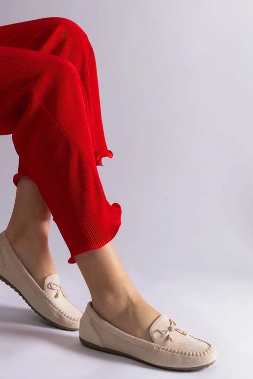 Beige Wildledermokassins mit Schleife... Beige Wildledermokassins mit Schleife...