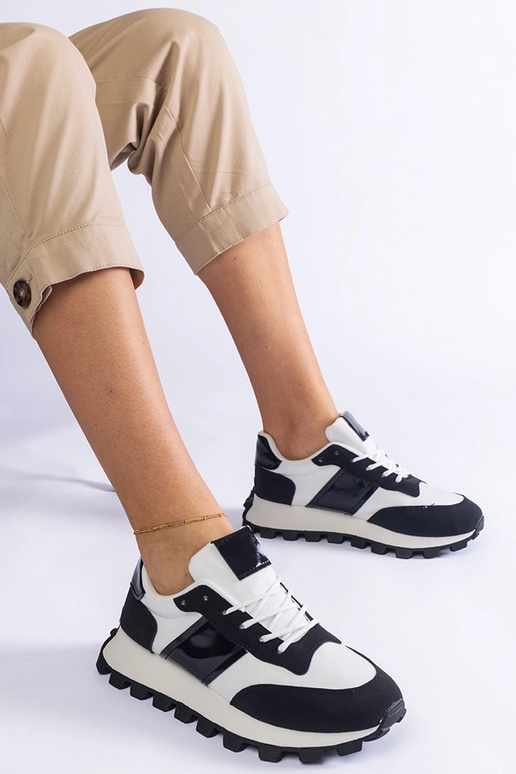 Schwarze Sneaker mit sichtbarem...