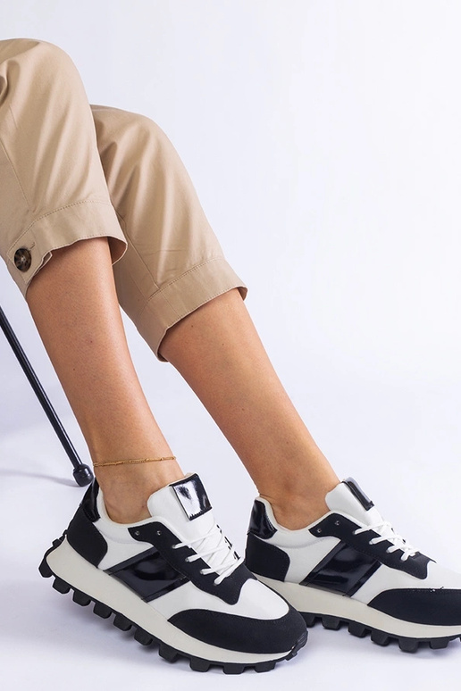 Schwarze Sneaker mit sichtbarem...