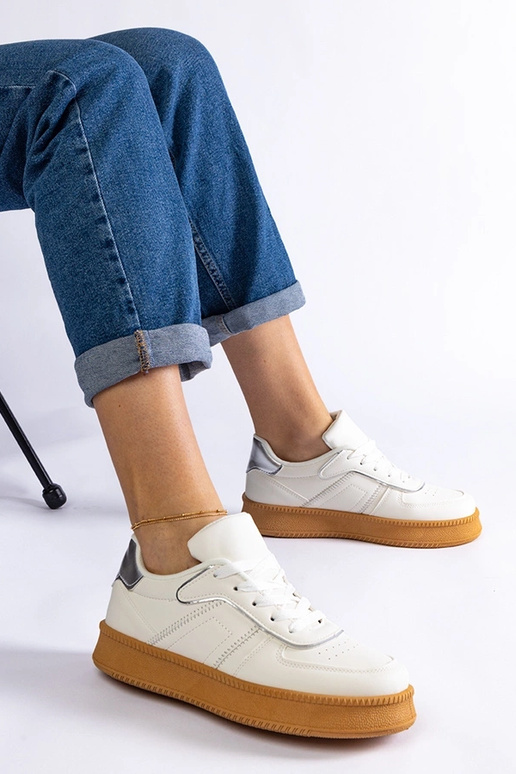 Weiße Schnürsneaker auf der... Weiße Schnürsneaker auf der...