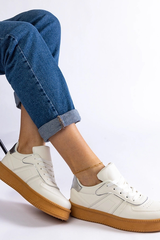 Weiße Schnürsneaker auf der... Weiße Schnürsneaker auf der...