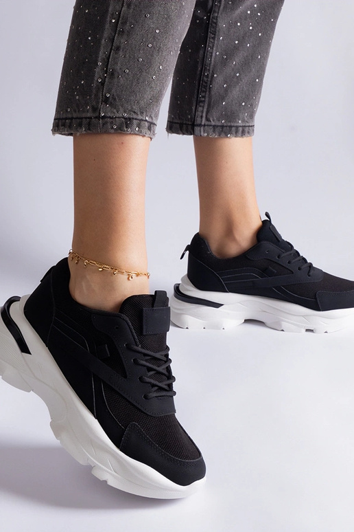 Schwarze Sneaker mit dickerer Sohle...