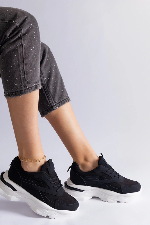 Schwarze Sneaker mit dickerer Sohle...