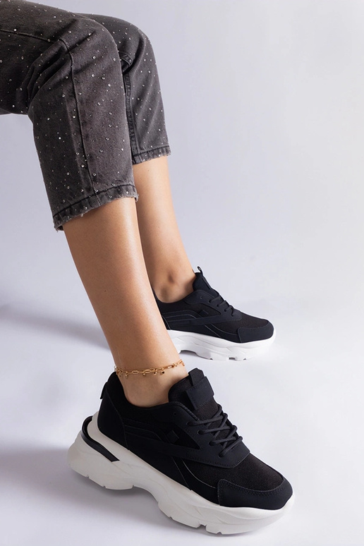 Schwarze Sneaker mit dickerer Sohle...